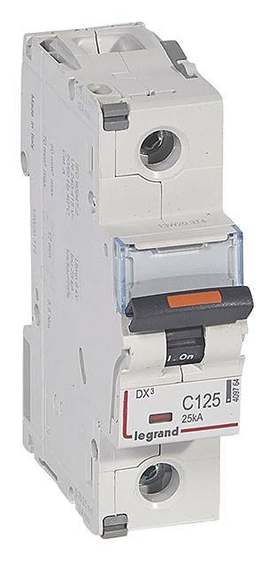 Un disjoncteur blanc de marque Legrand avec un interrupteur orange, modèle C125, d'intensité de courant 125A, pour installations électriques.