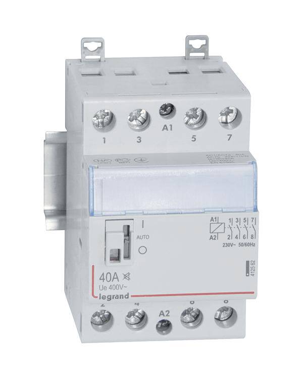 Disjoncteur 'Legrand' de 40A. Les étiquettes indiquent les bornes de connexion et les positions de commutation automatique/manuelle.