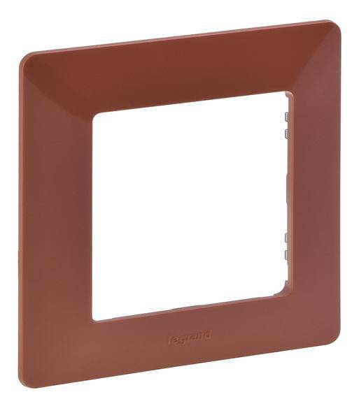 Un cadre en plastique rouge rectangulaire avec une ouverture carrée au centre. Utilisé pour les couvre-interrupteurs ou les plaques de prises électriques.