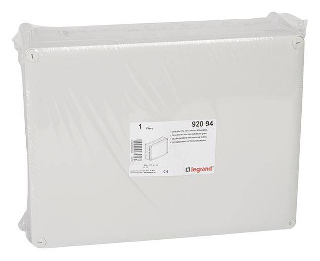 Un boîtier rectangulaire en plastique de 'Legrand', numéro d'article 920 94, contient une prise électrique pour installations.