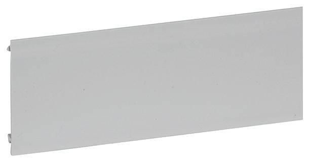 Une pièce rectangulaire en plastique grise, probablement un cache ou un panneau, sur un fond blanc.