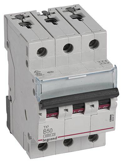 Un disjoncteur tétrapolaire Legrand portant l'inscription 'B50'. Il est équipé d'interrupteurs à bascule pour contrôler le flux électrique.