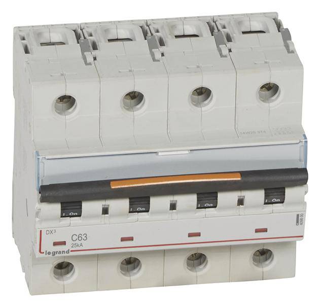 Un disjoncteur multipolaire avec quatre interrupteurs à bascule pour couper le courant dans les armoires électriques.