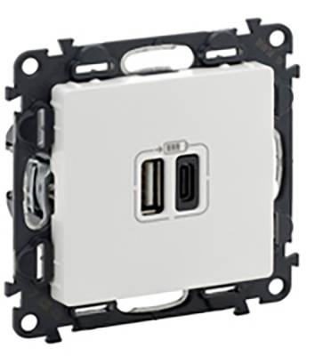 Un adaptateur de prise carré, blanc, avec une sortie USB-A et une sortie USB-C, installé dans un support gris.
