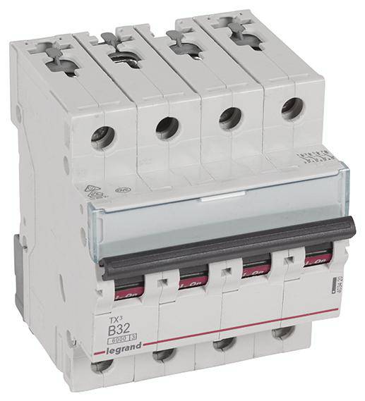 Un disjoncteur gris quadripolaire de la marque Legrand pour circuits électriques, portant la mention 'B32'.