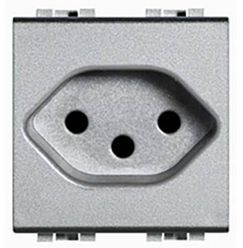 Une prise électrique grise avec trois trous ronds formant un triangle.