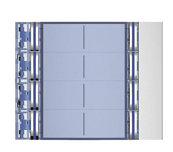 Condensateur multicouche avec des plaques isolantes bleues. Des bandes de connexion métalliques sont présentes sur la gauche.