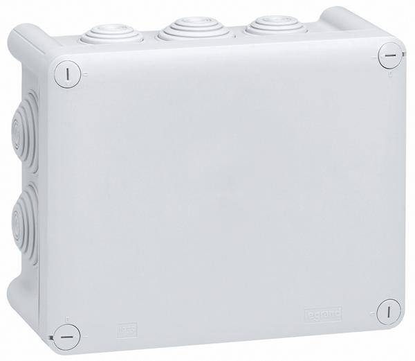 Boîte de dérivation électrique blanche avec quatre capuchons de fermeture aux angles et trois ouvertures d'introduction en haut, adaptée aux espaces intérieurs.