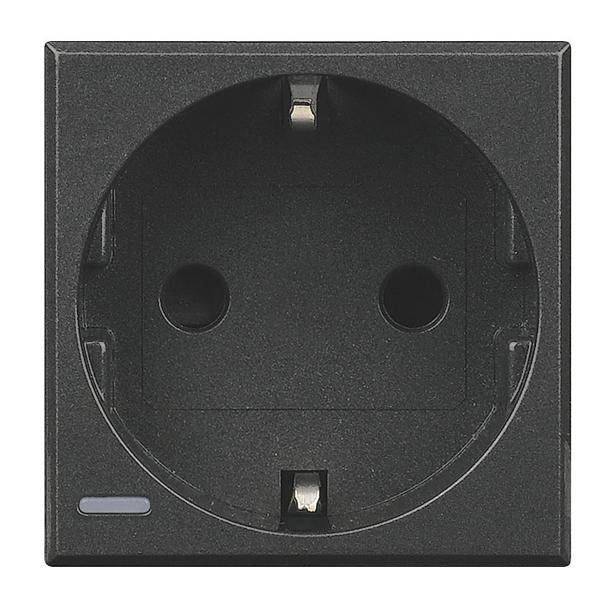 Prise électrique noire dans un cadre carré, représentée de face. Adaptée aux fiches électriques européennes.