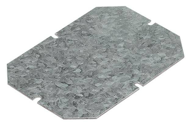 Une plaque métallique rectangulaire aux coins biseautés et quatre encoches sur les bords. La surface est gris chiné.
