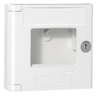 Boîtier blanc rectangulaire avec fenêtre transparente et serrure sur la droite, adapté pour accueillir des interrupteurs ou des prises de courant.