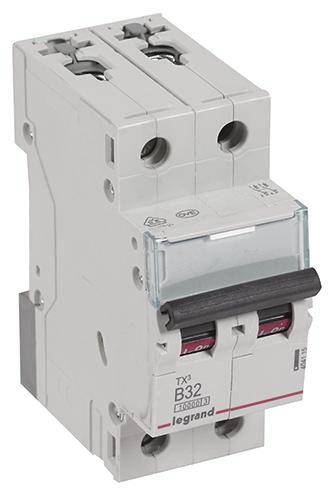 Un disjoncteur bipolaire portant l'inscription 'B32' sur sa façade. Conçu pour interrompre les circuits électriques en cas de surcharge.