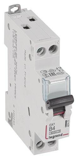 Un disjoncteur électrique avec un levier, positionné verticalement. Marquage 'DX3 B4'. Boîtier en plastique blanc avec impression.