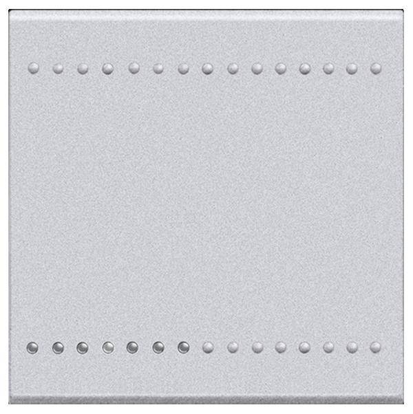 Plaque métallique grise avec des rivets disposés symétriquement.