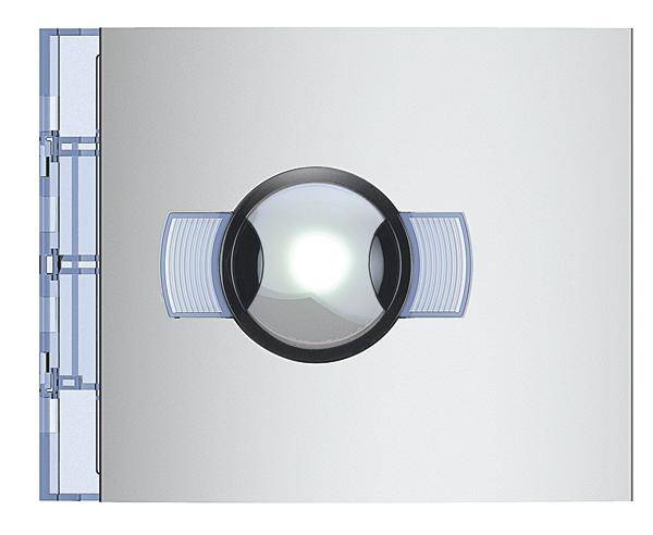 Bouton d'ouverture rond et lumineux au centre d'une surface argentée, avec un affichage de contrôle numérique bleu à gauche.