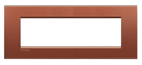 Cadre rectangulaire en plastique rouge avec une découpe rectangulaire horizontale au centre.