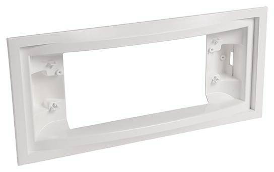 Cadre en plastique blanc avec une ouverture rectangulaire, probablement destiné à l'installation d'un appareil ou d'une plaque.
