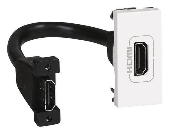 Câble HDMI noir avec adaptateur coudé, connecté à une plaque murale blanche.