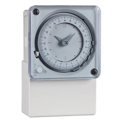 Une horloge analogique avec un cadran réglable sur 24 heures, utilisée pour programmer des périodes de commutation.