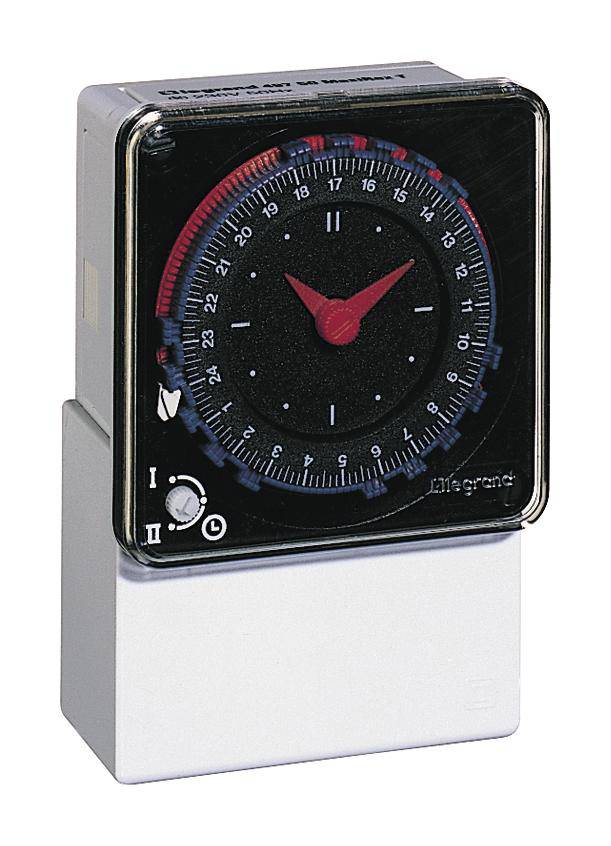 Une horloge analogique avec un cadran noir et des aiguilles rouges. L'horloge indique environ 10h10.