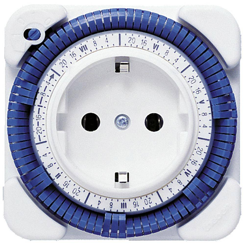 Un interrupteur horaire mécanique avec des marquages blancs et bleus indique les heures de 10 à 20. Une prise électrique est intégrée au centre.