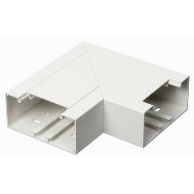 Angle d'angle en plastique blanc pour goulottes de câbles, avec des ouvertures rectangulaires sur quatre côtés, adapté pour le routage ordonné des câbles dans les coins.