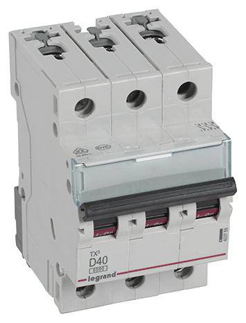 Disjoncteur tripolaire Legrand, modèle D40. Utilisé pour protéger les circuits électriques contre les surcharges et les courts-circuits.
