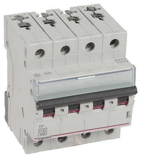 Un disjoncteur tétrapolaire portant la désignation 'D32', fabriqué par Legrand, sert à protéger les circuits électriques.