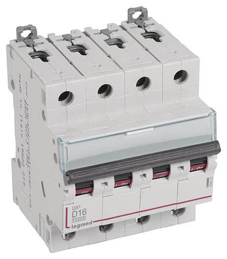 Un interrupteur-sectionneur tétrapolaire de Legrand, modèle 'DX D16', avec protection de couverture transparente et éléments de commutation rouges. Adapté à la protection de puissance dans les installations électriques.