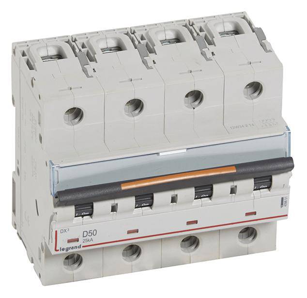 Un disjoncteur tétrapolaire de la marque Legrand avec l'étiquette 'DX³ D50 25A', adapté à la protection contre les surcharges et les courts-circuits.