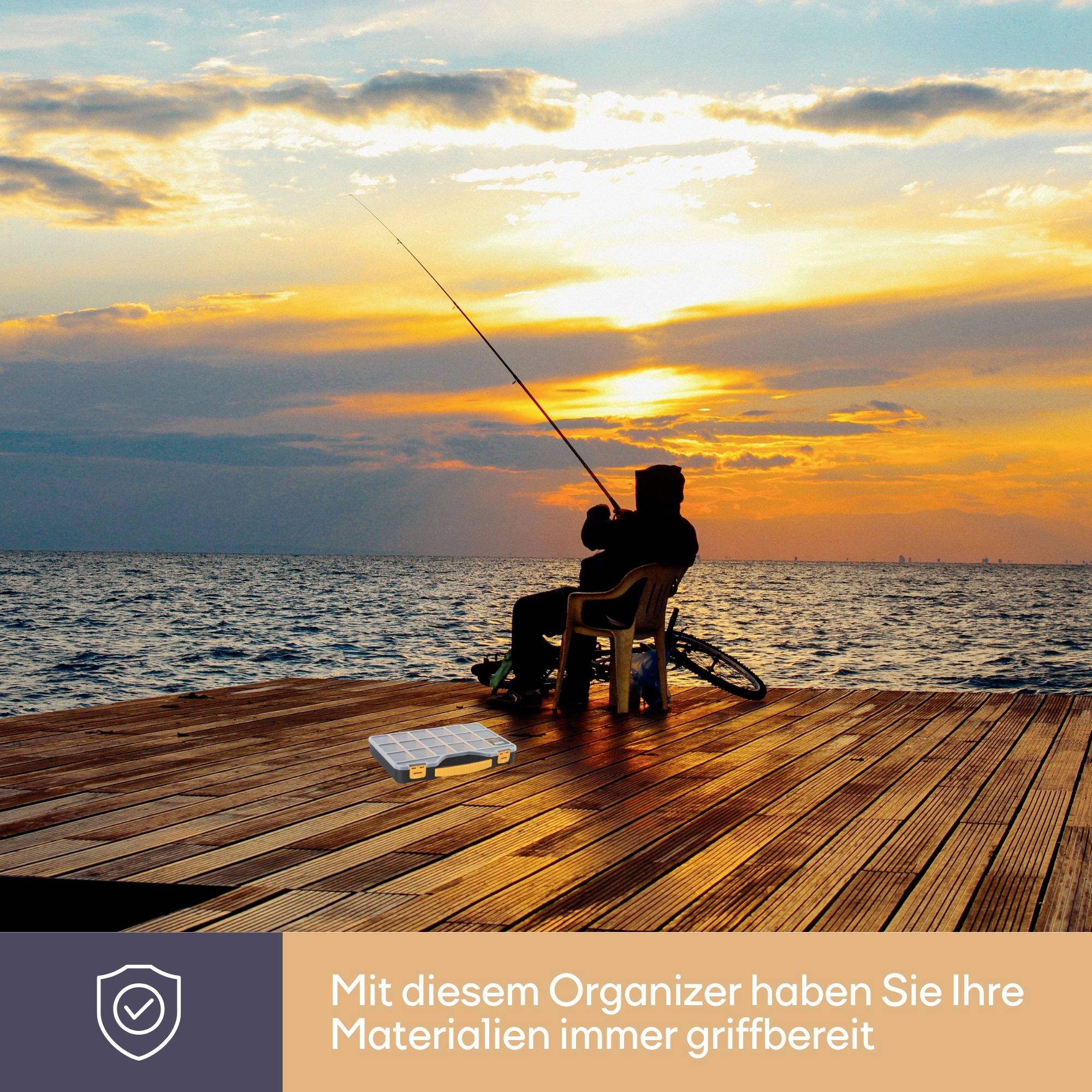 Une personne pêche au coucher du soleil sur une jetée en bois au bord de la mer, à côté d'une boîte d'équipement de pêche ouverte.
