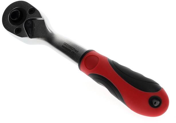 Clé à cliquet avec poignée noire et rouge, adaptée au serrage ou au desserrage des vis et des écrous. Robuste et ergonomique.