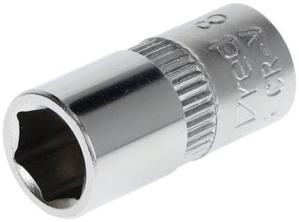 Un embout de clé à cliquet en argent, cylindrique avec une surface striée et une inscription gravée, sur un fond blanc.