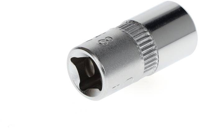 Un embout de clé à douille en argent avec un contour intérieur en étoile, adapté aux vis avec un profil correspondant.