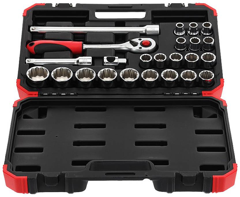 'Coffret à outils avec cliquet, différentes clés à douille et pièces métalliques, soigneusement rangé dans un boîtier en plastique noir avec bordure rouge.'