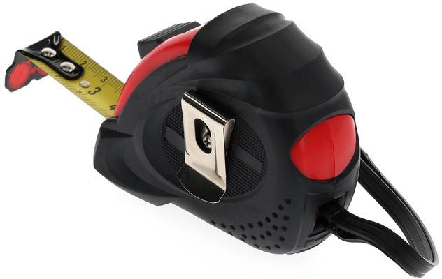 Ruban à mesurer noir et rouge avec une agrafe métallique et un ruban jaune déplié portant des graduations en centimètres et en pouces.