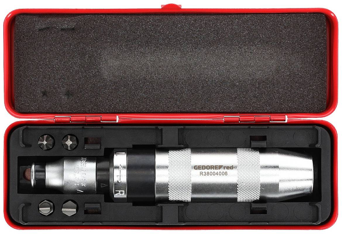 Un ensemble de tournevis dans un coffret en plastique rouge. Comprend plusieurs embouts, dont des embouts cruciformes et à fente, ainsi qu'un tournevis métallique.