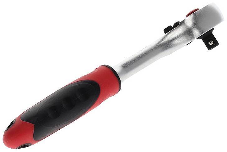Une clé à cliquet avec une poignée rouge et noire, adaptée aux travaux de vissage, est posée en diagonale, la tête orientée vers la droite supérieure.