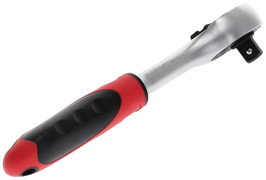 Une clé à cliquet en argent avec une poignée rouge et noire, utilisée pour travailler sur des vis et des écrous.