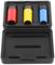 Étui noir contenant trois cylindres colorés : rouge, jaune et bleu. Les cylindres sont triés et placés dans un logement de forme adaptée.