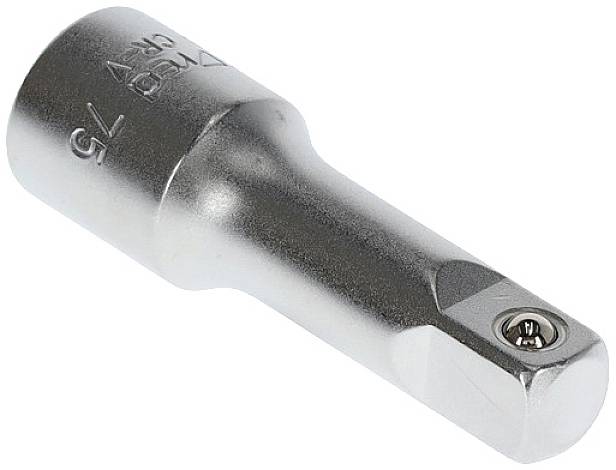 Un adaptateur de clé à douille argenté avec une extrémité carrée. Utilisé pour connecter différents embouts d'outils en mécanique.