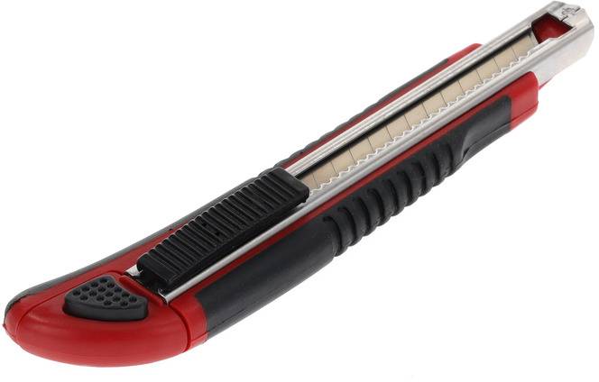 Un couteau universel rouge et noir avec une lame rétractable, adapté pour couper du papier ou du carton.
