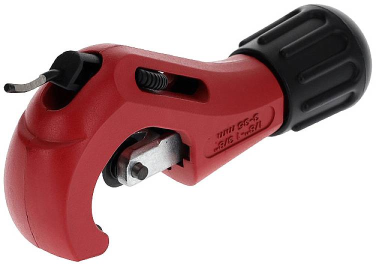 Coupe-tube rouge, compact et maniable avec une poignée noire. Adapté pour couper des tubes métalliques dans un atelier ou sur des chantiers.