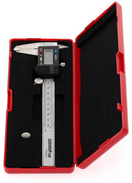 Pied à coulisse électronique dans un étui en plastique rouge, présenté ouvert. L'échelle métrique et l'affichage numérique sont visibles.