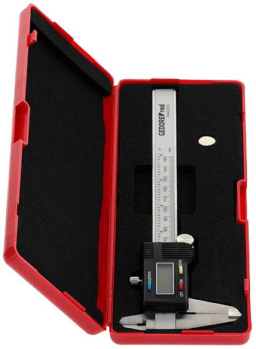 Un pied à coulisse numérique dans un étui rouge avec de la mousse noire, permettant un mesurage de longueur précis.
