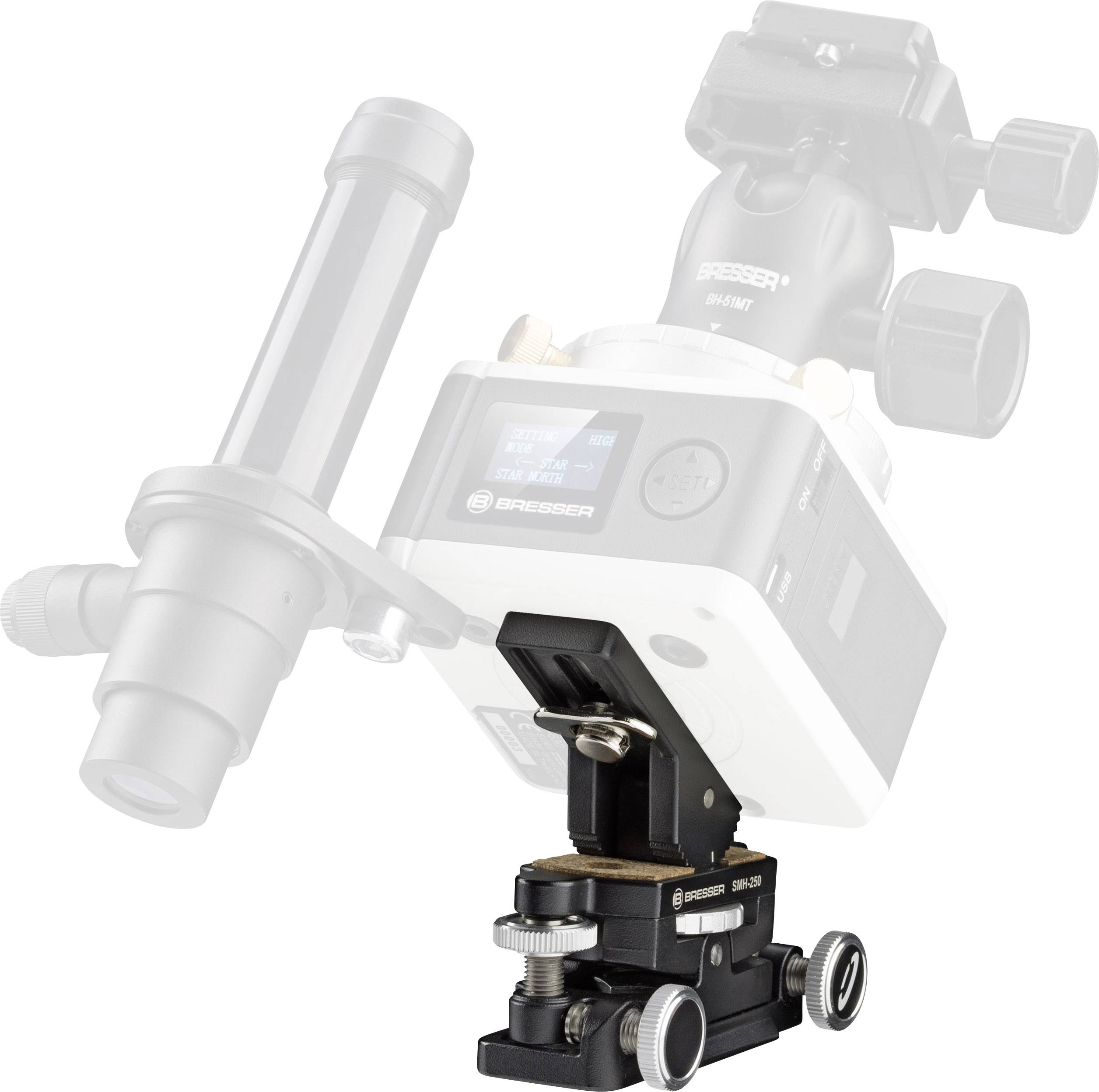 Un télescope avec une caméra montée. Module de commande bien visible avec écran et réglages. Appareil utilisé en astronomie.
