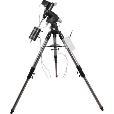 Un télescope monté sur un trépied stable, relié à plusieurs câbles, prêt pour l'observation du ciel.