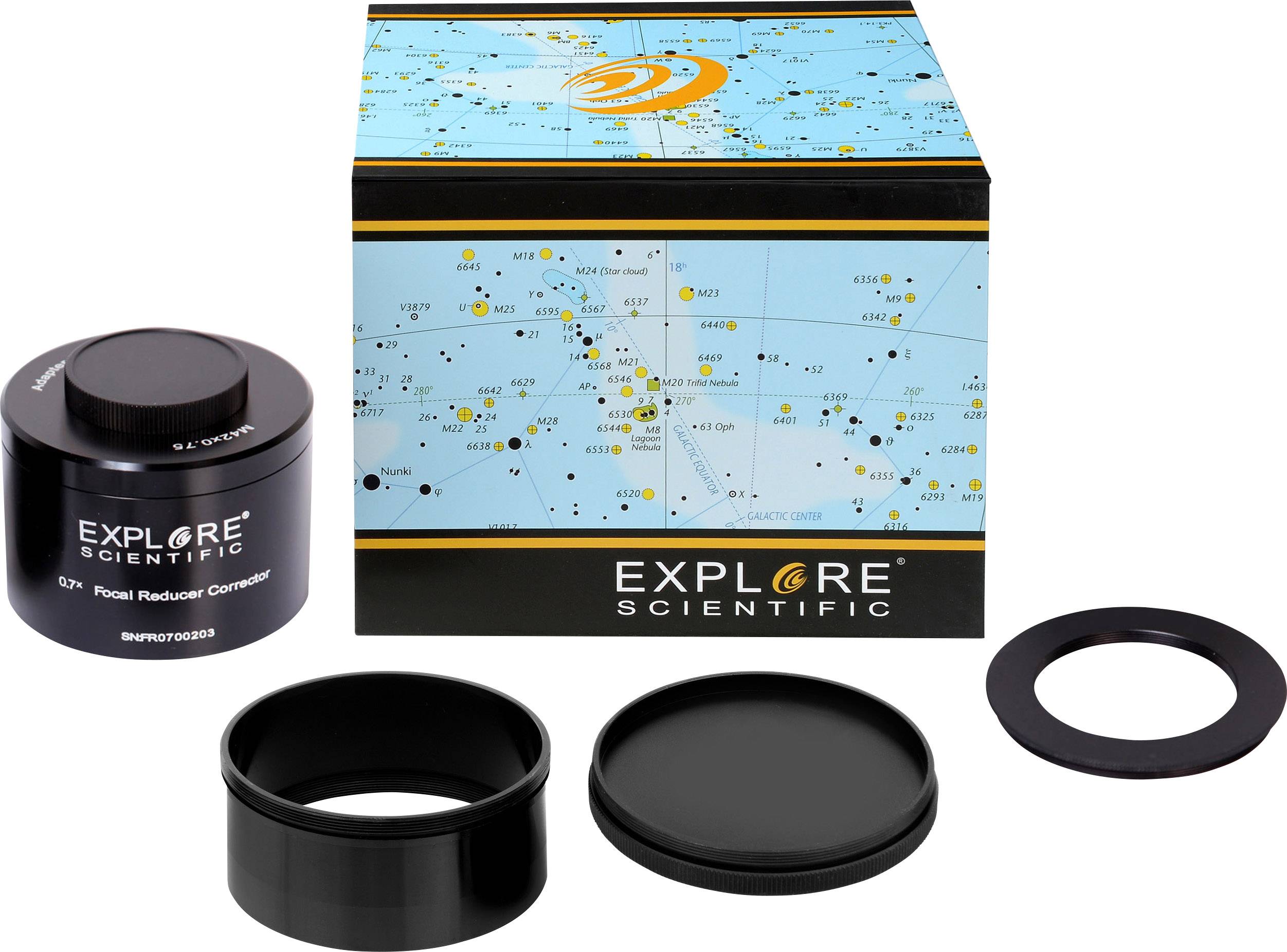 L'image montre un ensemble d'Explore Scientific comprenant un réducteur focal et des accessoires sur une carte représentant des constellations stellaires.