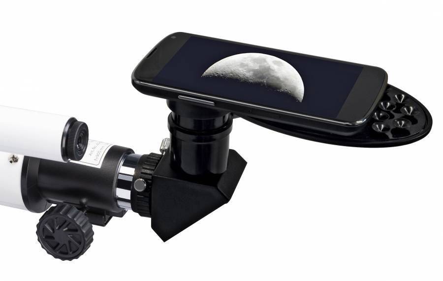 Un smartphone affiche une image de la Lune à travers un télescope.