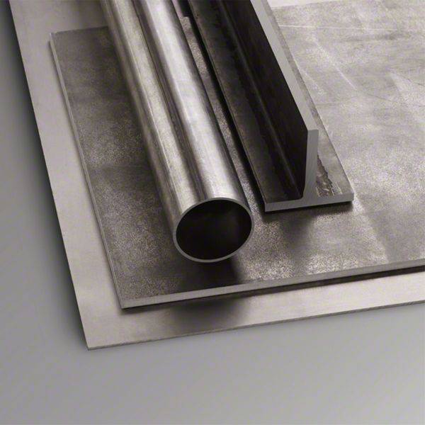 Une tôle métallique, un tube et un profilé en L métallique sont superposés sur une surface grise.